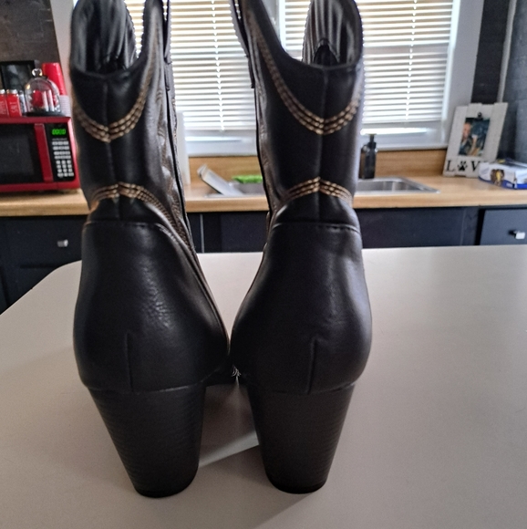 Women’s Western Boots - Picture 3 of 7